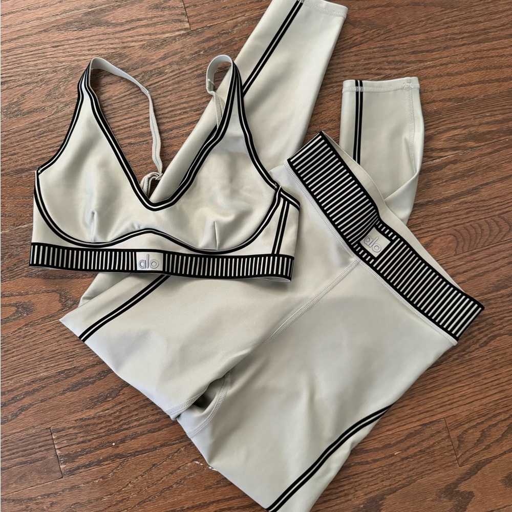 Alo Yoga Limestone AIRLIF LINE UP LEGGING / BRA SET